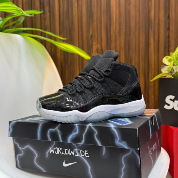 Air Jordan 11 Concord